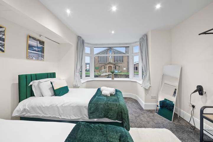 Stylish 5Br Oxford Cooper House, Sleeps 11 with Parking in Oxford, Oxfordshire