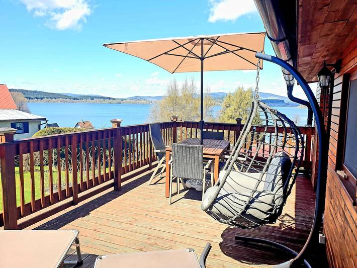 Ferienhaus für 4 Personen, mit Balkon und Terrasse sowie Garten und Seeblick am Nationalpark Böhmerwald