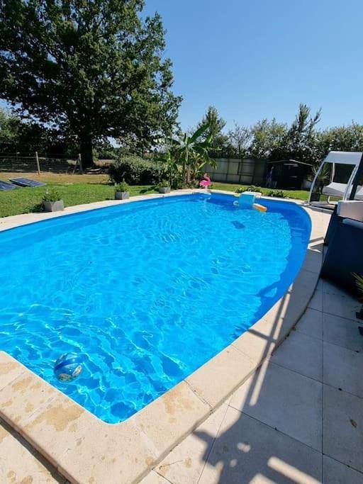 Location de vacances pour 6 personnes, avec piscine ainsi que vue et jardin à Ainay-le-Château - 4