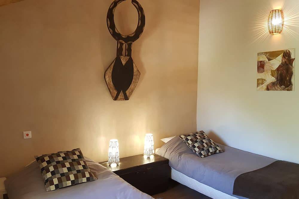 Ganze Wohnung, Behindertengerechte Ferienwohnung im Parterre eines alten Landhauses in Apt, Regionaler Naturpark Luberon