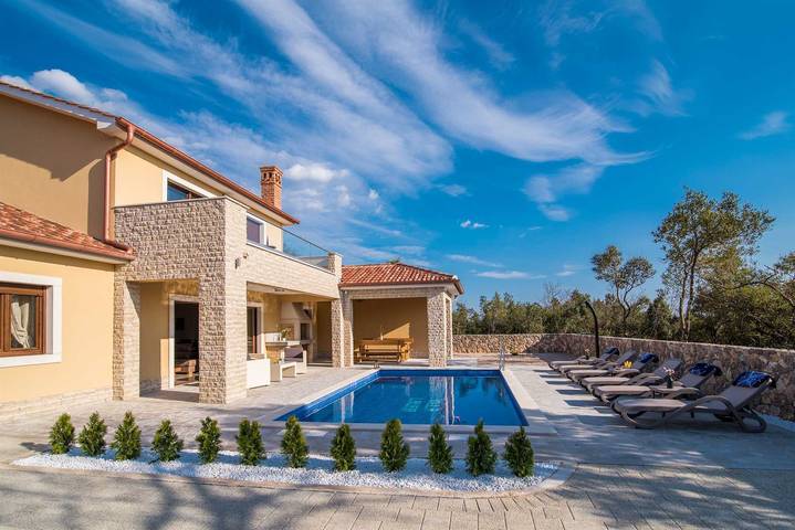Villa mit pool für 8 Personen, mit Balkon und Balkon/Terrasse sowie Terrasse und Pool auf Krk