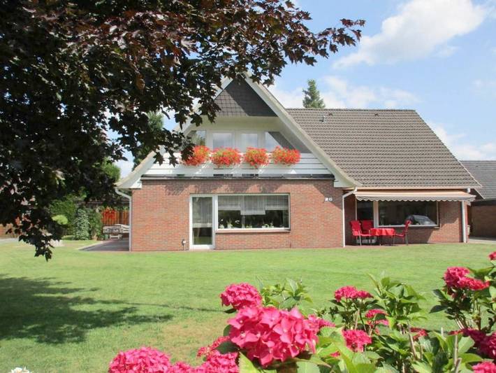 Ferienwohnung für 3 Personen, mit Terrasse und Garten in Steinkirchen