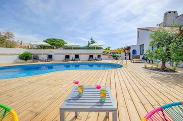 Hôtel pour 2 personnes, avec vue et vue sur le lac ainsi que jardin et piscine dans Parc ornithologique du Pont de Gau