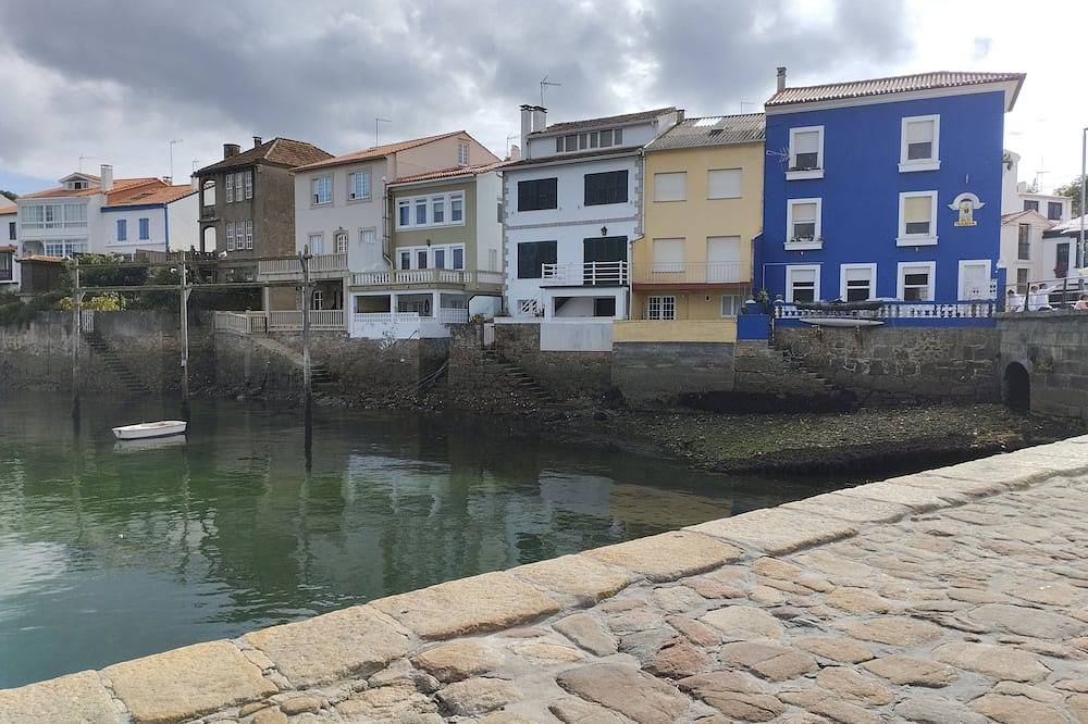 Porto de redes house in Praia de Area Morta (Ares), Ares