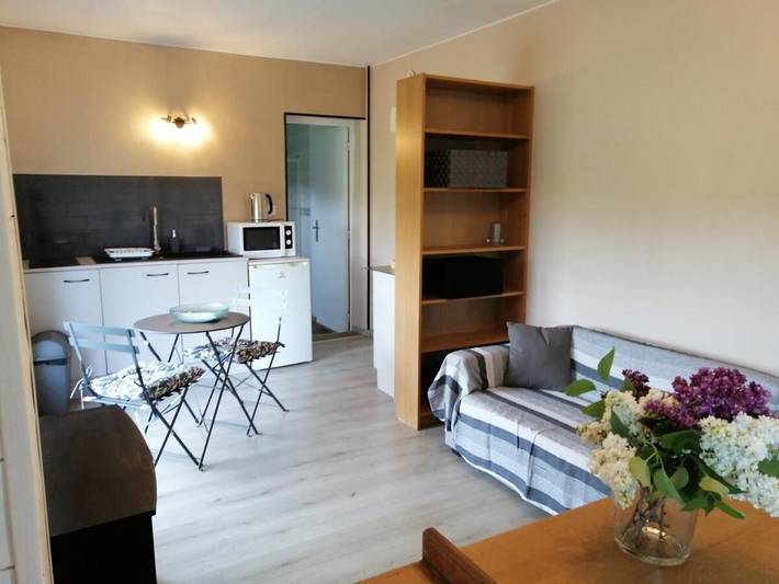 Location de vacances pour 2 personnes, avec piscine ainsi que terrasse et vue, animaux acceptés à Saint-Jory-de-Chalais - 2