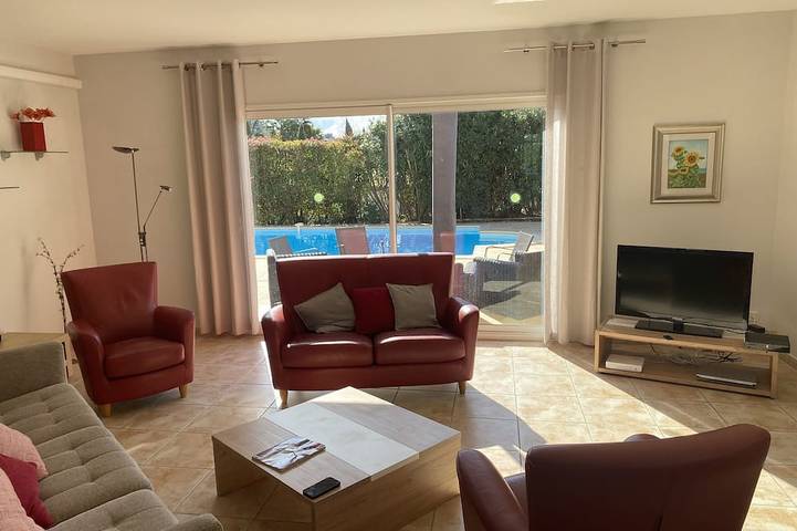 Villa con piscina tranquila mientras está cerca del centro de la ciudad. in Lorgues, Region de Draguignan