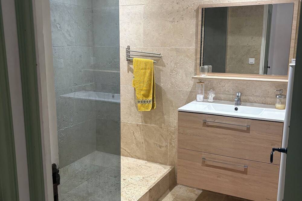 Appartement entier, Duplex T1, dans une ancienne commanderie Templière du Verdon à Regusse in Régusse, Région de Brignoles