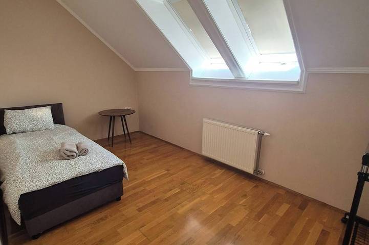 Ganze Wohnung, Mathias, ein geräumiges Apartment mit 2 Schlafzimmern, 2 Bädern und privatem Parkplatz in Ketschkemet, Kecskeméti járás