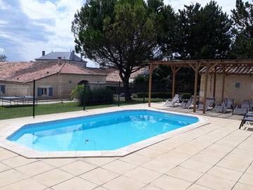 Gîte pour 8 personnes, avec vue ainsi que jardin et piscine, adapté aux familles à Gout-Rossignol