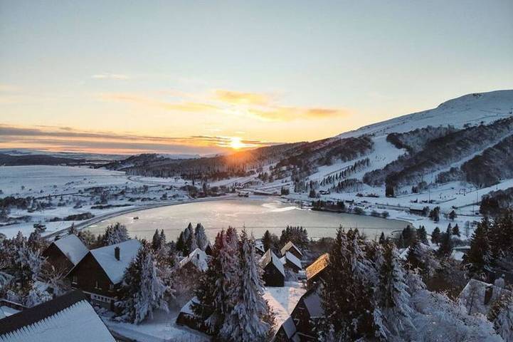 Appartement entier, Studio centre station avec parking privé in Super Besse, Besse-et-Saint-Anastaise