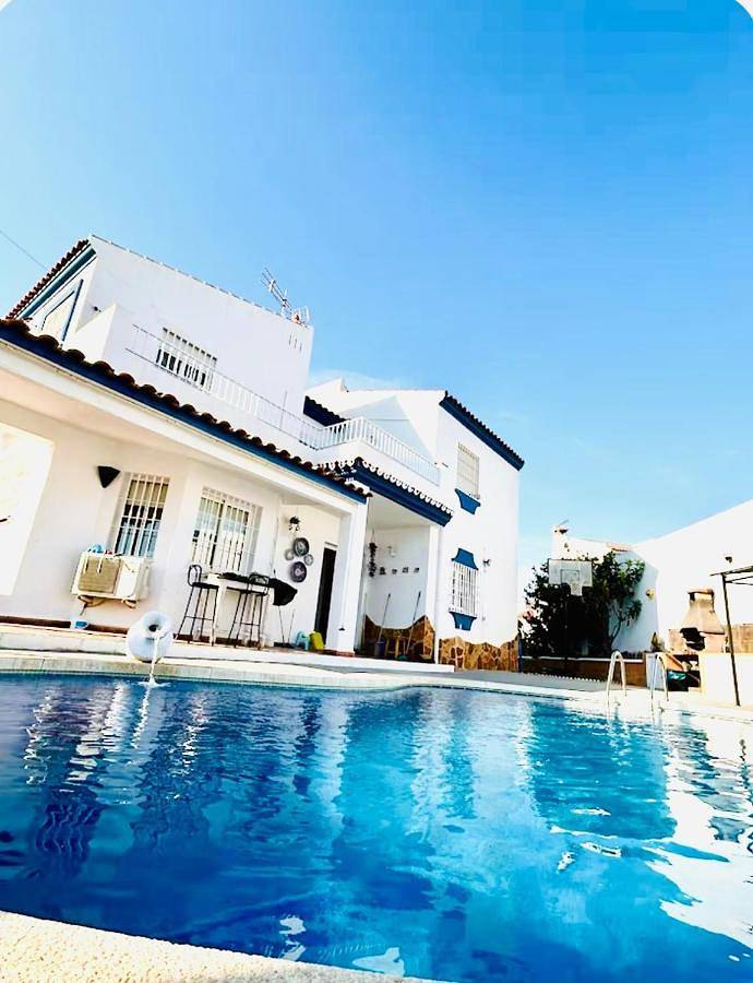 Chalet para 10 personas, con vistas además de jardín y piscina en Málaga