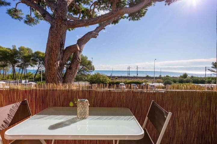 Gîte pour 4 personnes, avec Terrasse ainsi que Piscine et Vue dans Marineland (Juan-les-Pins)