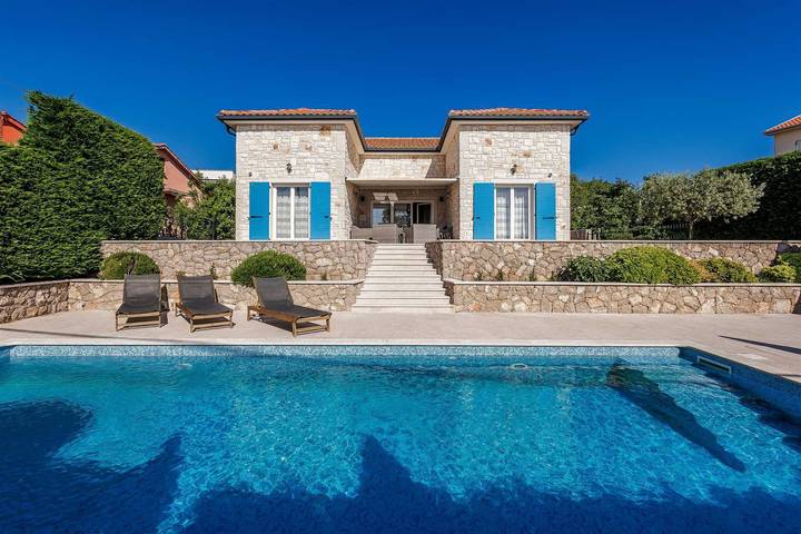 Ferienhaus für 12 Personen, mit Terrasse und Pool sowie Garten, mit Haustier in Malinska