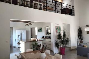 Gîte pour 8 personnes, avec jacuzzi et terrasse ainsi que jardin et piscine à Quissac