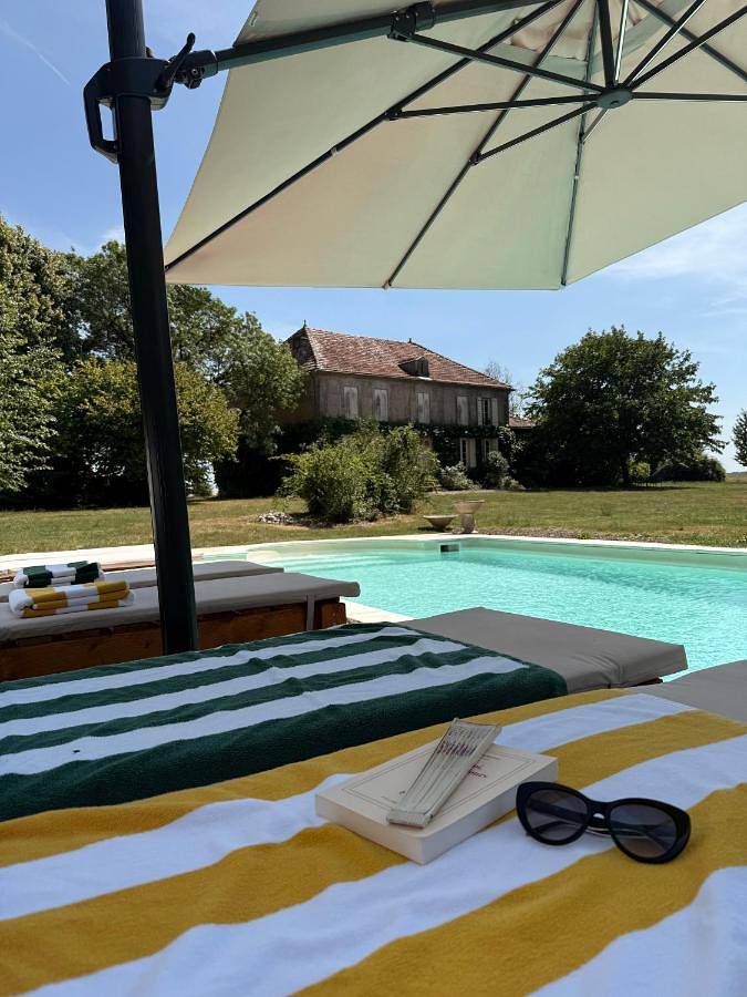 Location de vacances pour 2 personnes, avec terrasse et vue ainsi que jardin et piscine à Chaunac - 2