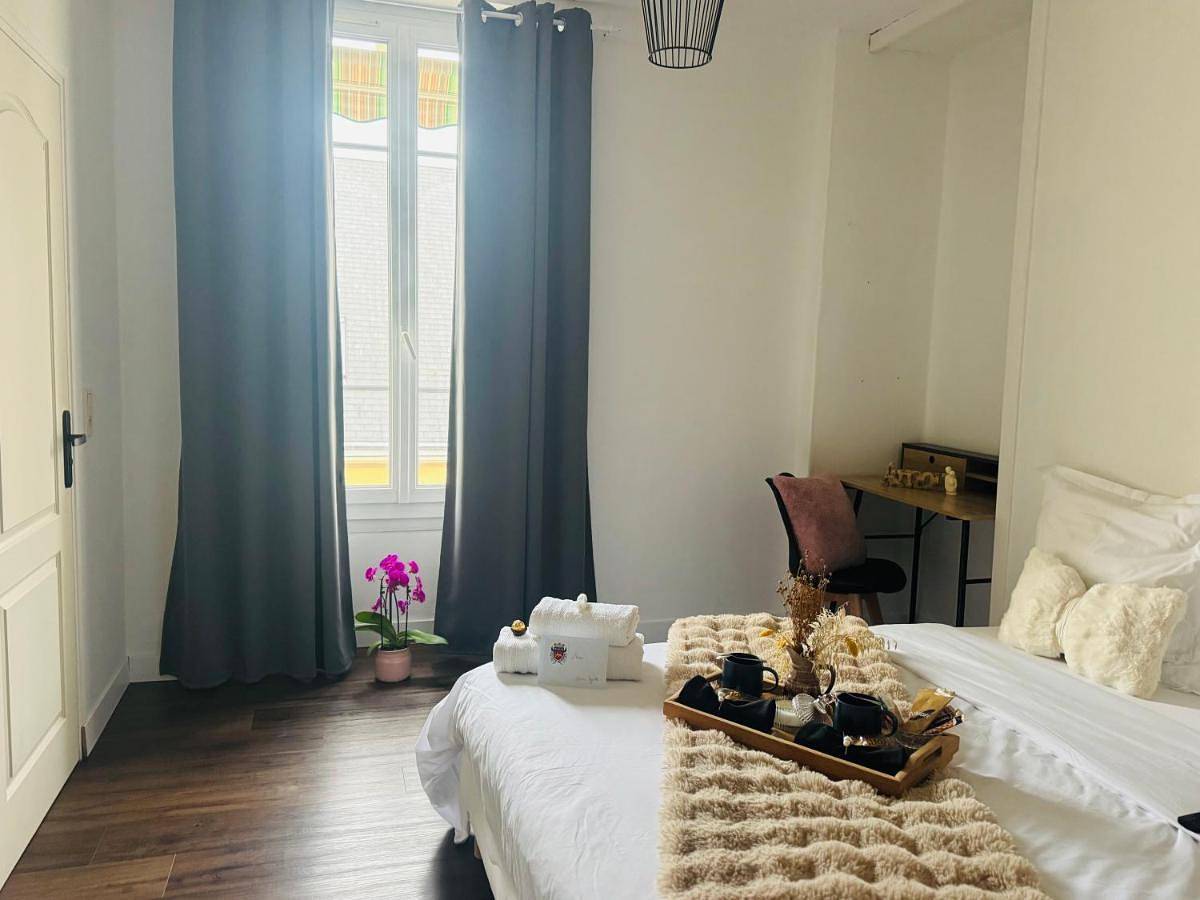 Double Room with Private Bathroom in La Ferté-Bernard, Sarthe
