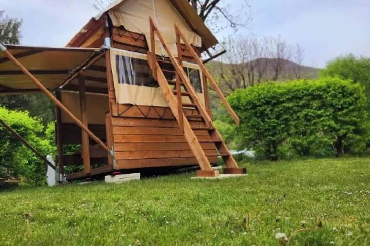 Cabane en bois pour 2 personnes dans l' Ain
