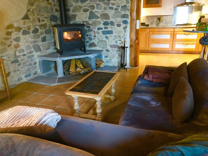 Gîte 'Authentisch und Gemütlich' mit Privater Terrasse, Wlan und Klimaanlage in Charbonnières-les-Vieilles, Regionaler Naturpark Volcans d'Auvergne