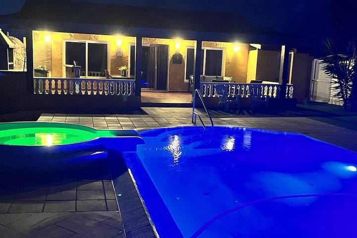 Ferienhaus für 6 Personen, mit Balkon und Whirlpool sowie Garten