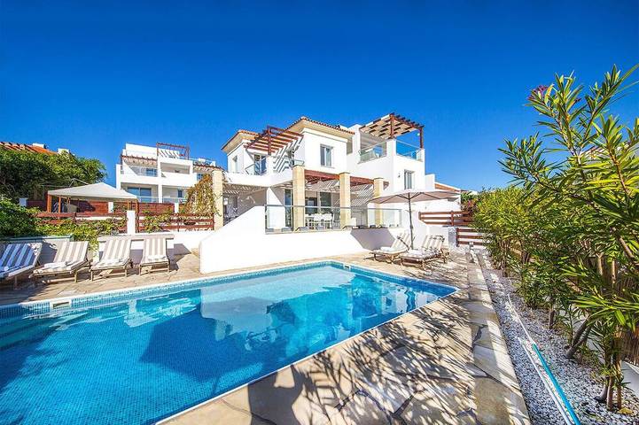 Holiday rental for 9 people, with hot tub and garden in Peyia