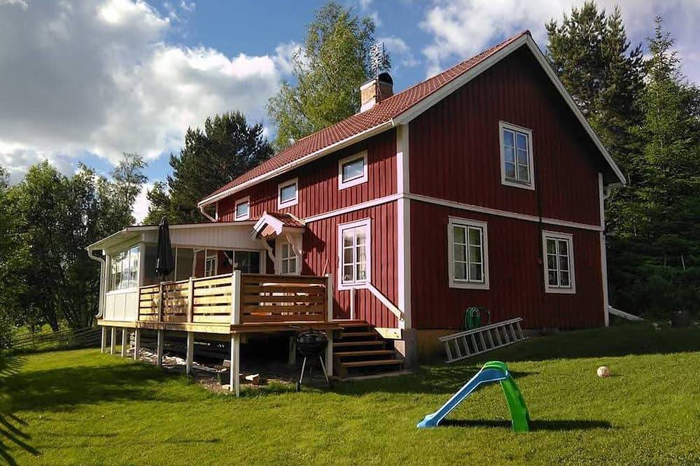 Sommerjuwel mit verglaster Terrasse in der Nähe von Inälvsviken in Hudiksvall, Hälsingland