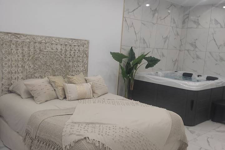 Gîte pour 2 personnes, avec Jacuzzi et Terrasse ainsi que Jardin et Piscine à Saint-Andiol