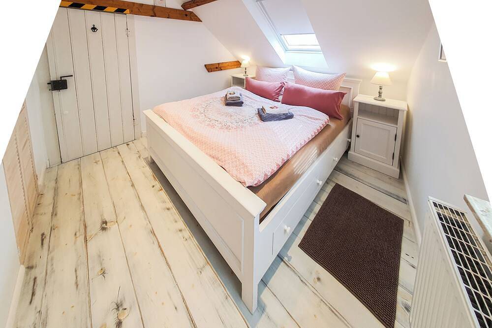 Ganze Wohnung, Friendly Home - \"Helles Dachstudio\" - Köln - Messe - Bonn - Phantasialand in Bornheim/Brenig, Bornheim