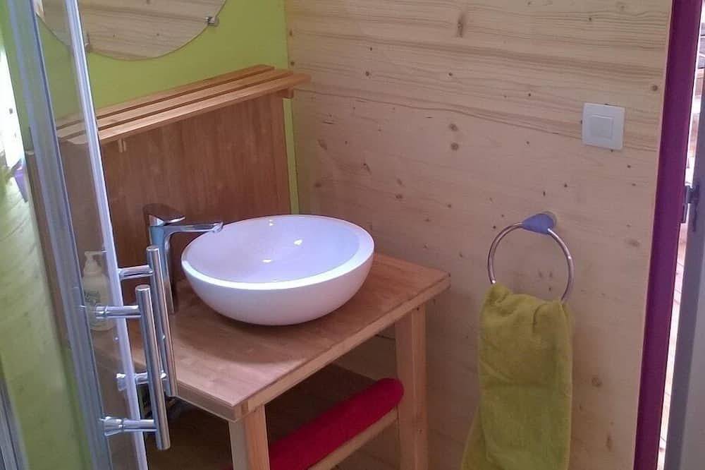 1 yourte contemporaine tout confort située dans un bois en terrasse avec vue. in Saint-Bonnet-le-Froid, Haute-Loire