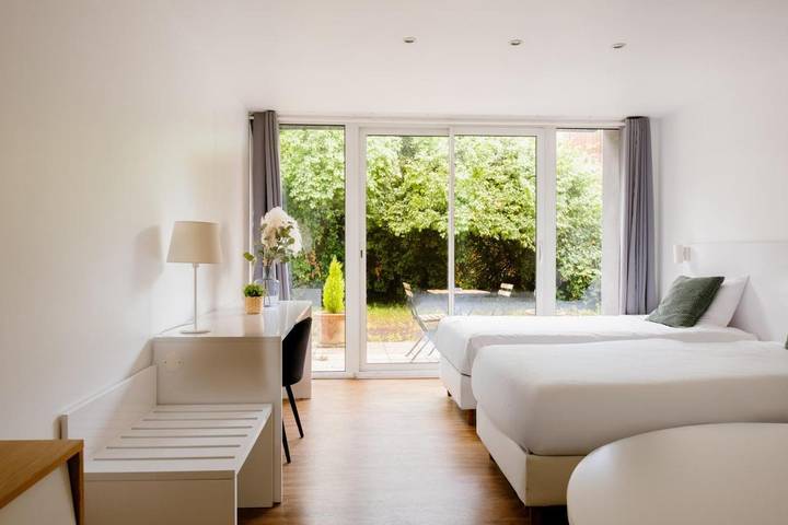 Hôtel pour 2 personnes, avec piscine et jardin, adapté aux familles à Latresne - 2