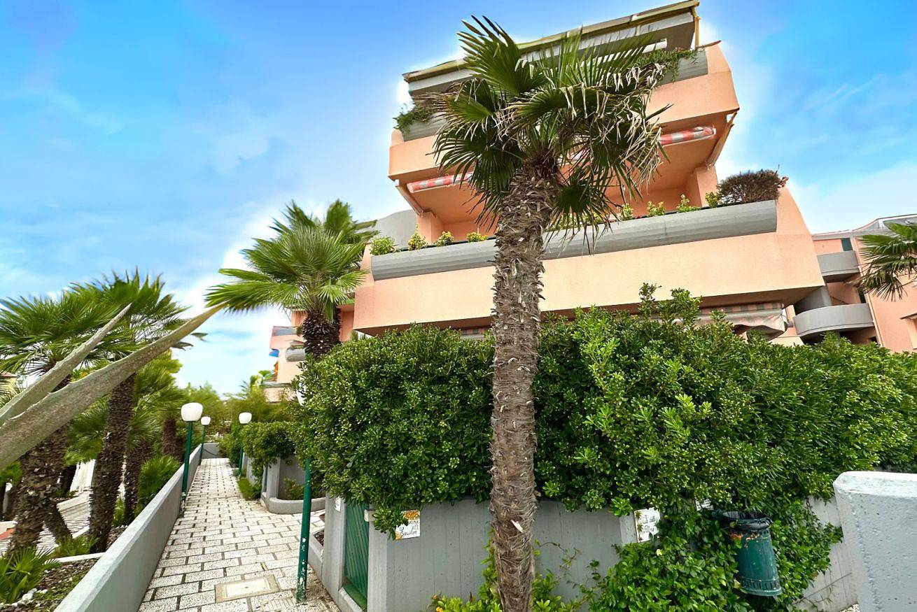 Ganze Wohnung, M079 - Marcelli, seafront three-room apartment in a residence with swimming pool in Riviera del Conero