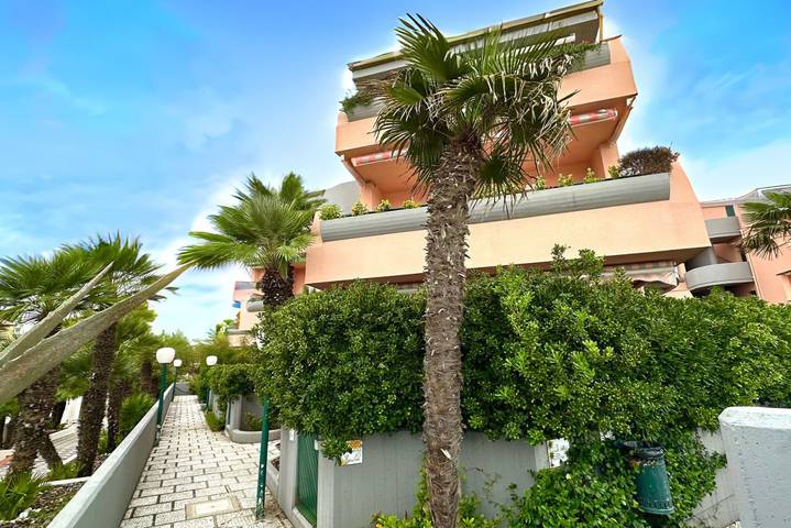Ganze Wohnung, M079 - Marcelli, seafront three-room apartment in a residence with swimming pool in Numana, Riviera del Conero