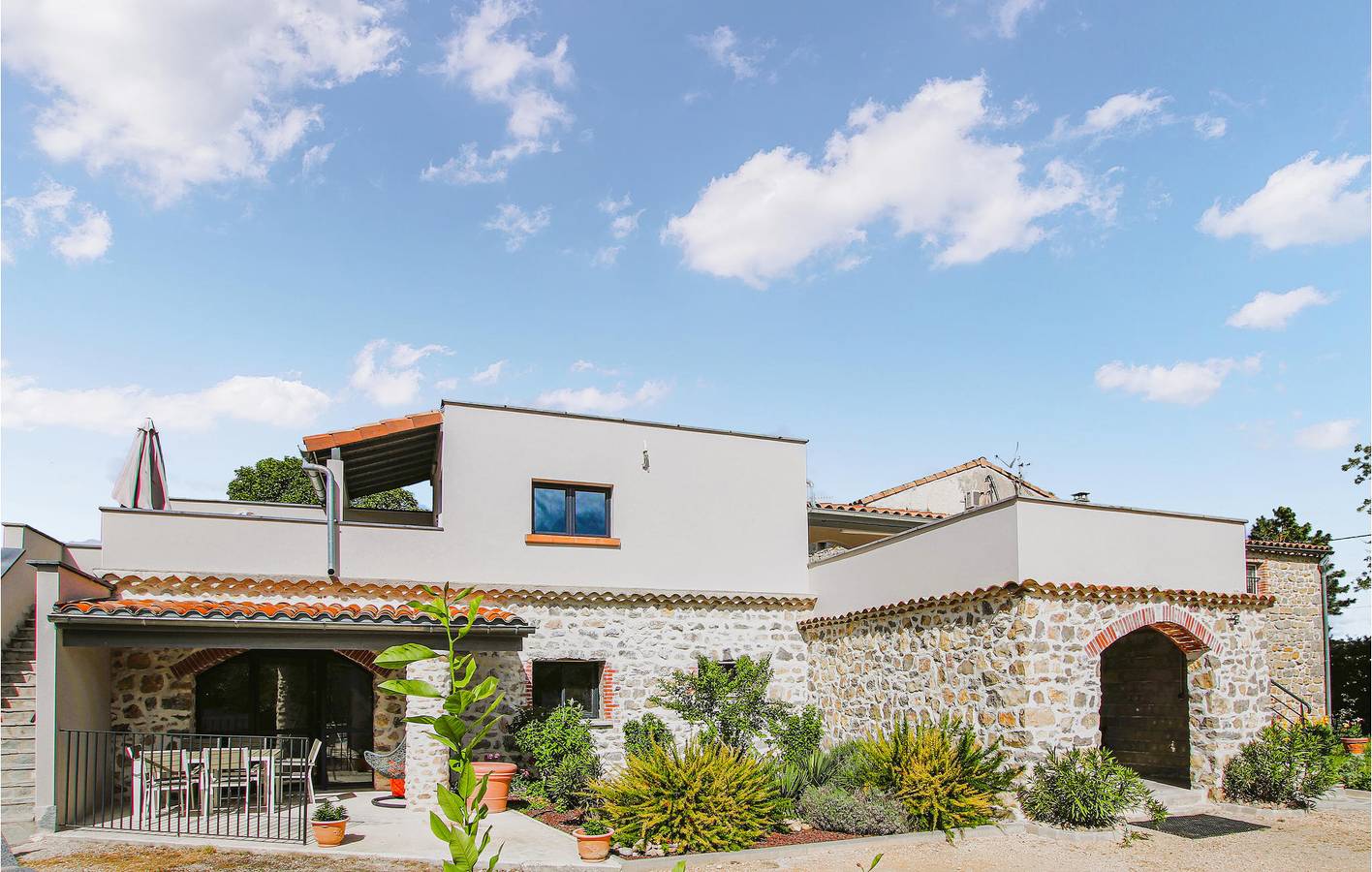 Luxus-Wohnung mit Pool & Spa - in der Nähe von Grospierres' Zentrum in Grospierres, Ardèche