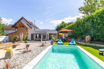 Gîte pour 8 personnes, avec vue ainsi que jardin et piscine, adapté aux familles à Domessin