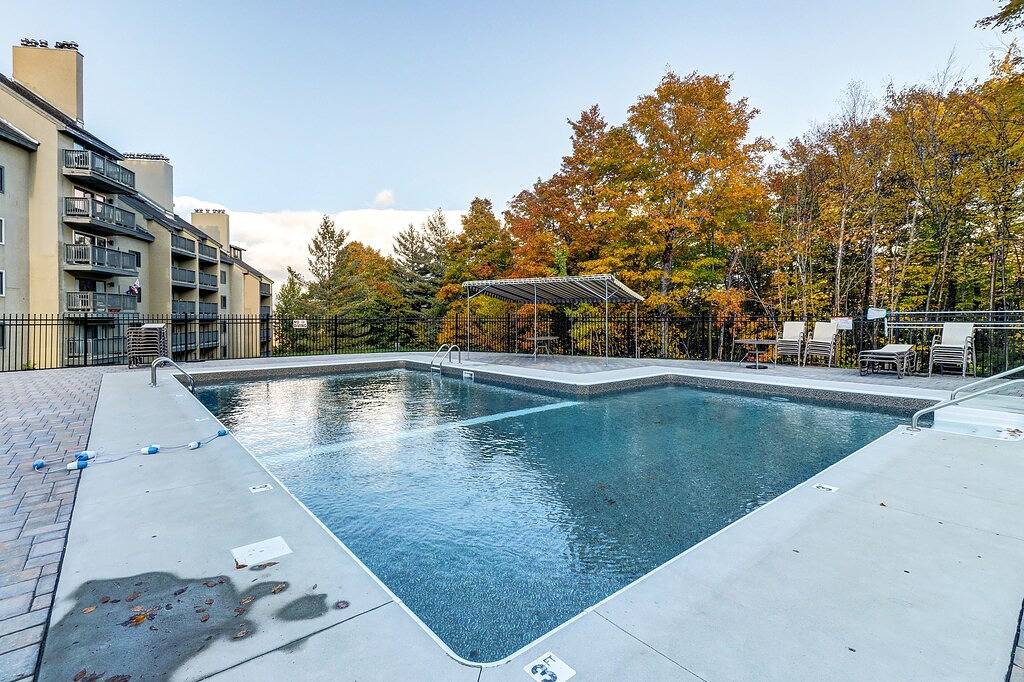 Ganze Wohnung, Neue Auflistung! Neu renovierte Wohnung in der Nähe von Bus zum Hang w / Gemeinschaftspool / Whirlpool / Sauna in Killington, Rutland County