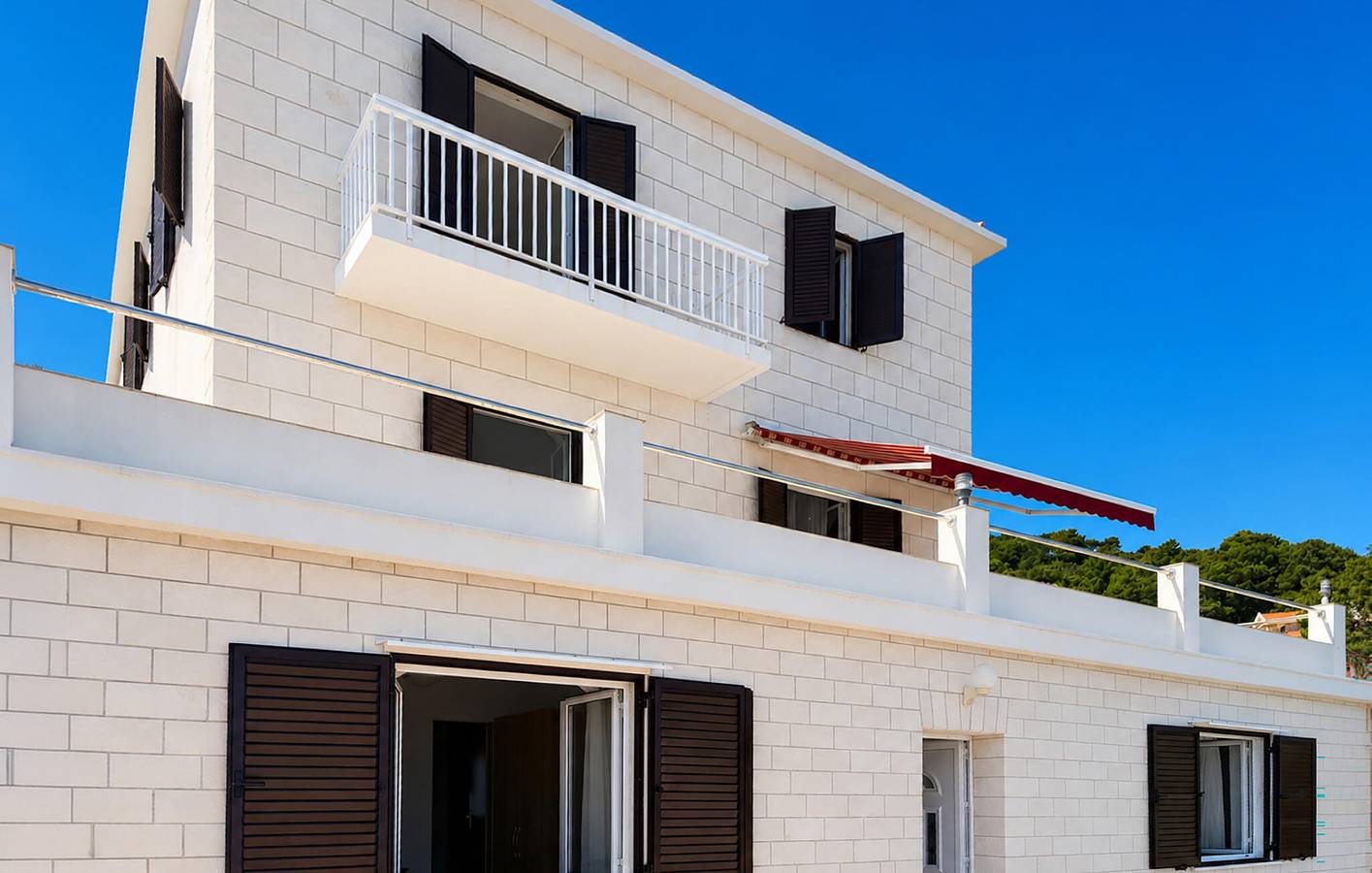 Ganze Ferienwohnung, Gemütliche 2-Zimmer-Wohnung mit Terrasse in der Nähe der Küste und des Stadtzentrums in Necujam, Solta