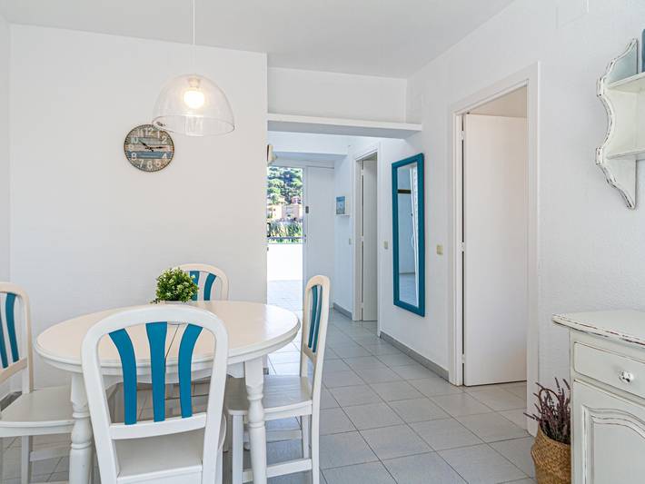 Apartamento vacacional entero, Apartamento delante playa a 40min Bcn en tren in Platja del Morer (Sant Pol de Mar), Sant Pol de Mar