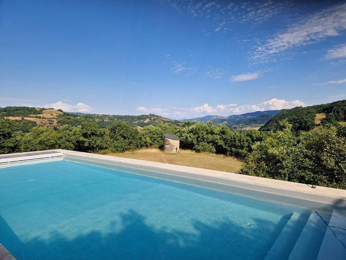 Location de vacances pour 8 personnes, avec jardin ainsi que piscine et terrasse à Bessuéjouls - 2