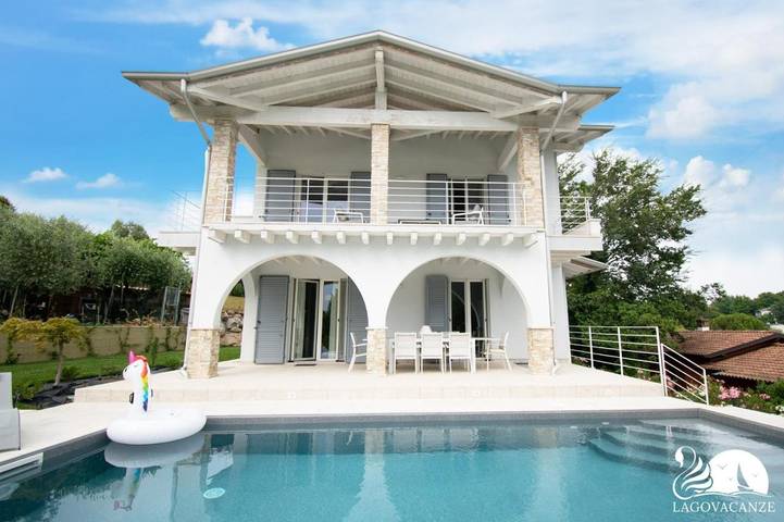 Villa per 10 persone, con giardino e piscina nonché idromassaggio a Manerba del Garda