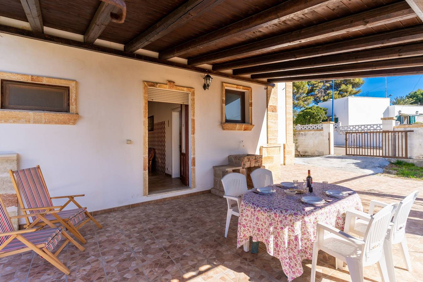 Appartamento intero, Appartamento 'Aurora's' con terrazza privata, giardino privato e aria condizionata in Racale, Golfo di Taranto
