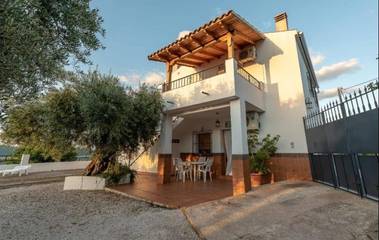 Casa rural para 7 personas, con jardín además de vistas y piscina en Moratalla