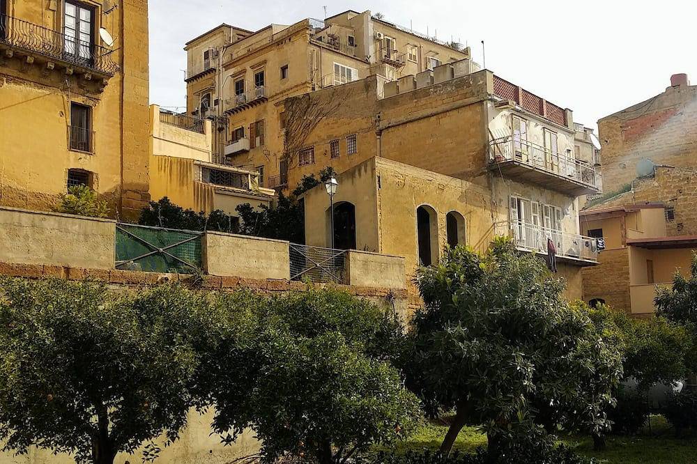 Entire apartment, Independent studio in the historic center, with kitchenette. in Agrigento, Agrigento Province