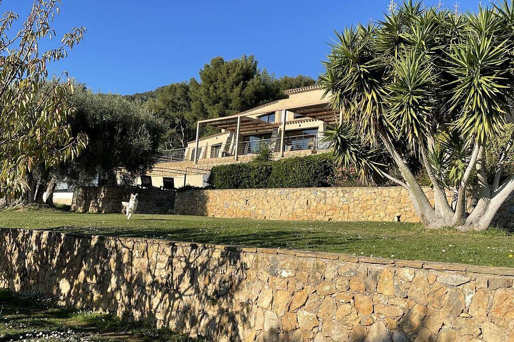Sanary sur mer, gîte avec piscine, vue mer dans un domaine de 7 000m²,4 pers. in Sanary-sur-Mer, Côte méditerranéenne (France)