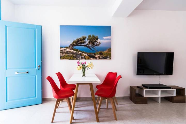 Apartamento entero, Apartamento 'Económico Semisótano 1' con Terraza Privada, Wi-Fi y aire acondicionado. in Perissa, Santorini