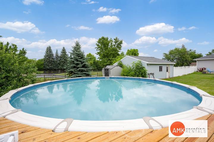 Vacation home for 8 people, with yard and balcony, kid friendly in Michigan