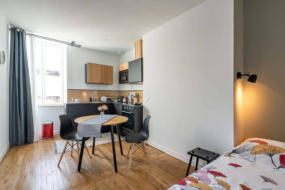 Entire apartment, Studio A, in the center of town, cosy and warm... in La Roche-sur-Yon, Loire Valley