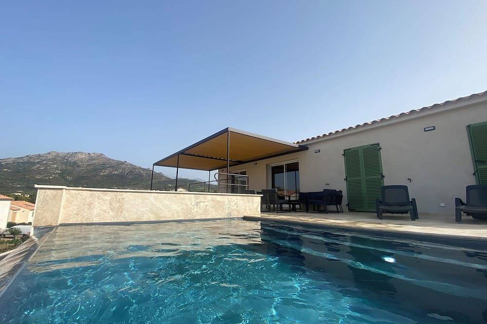 Comfortable 8-person villa with pool and sea view in Sant Ambroggio, Lumio