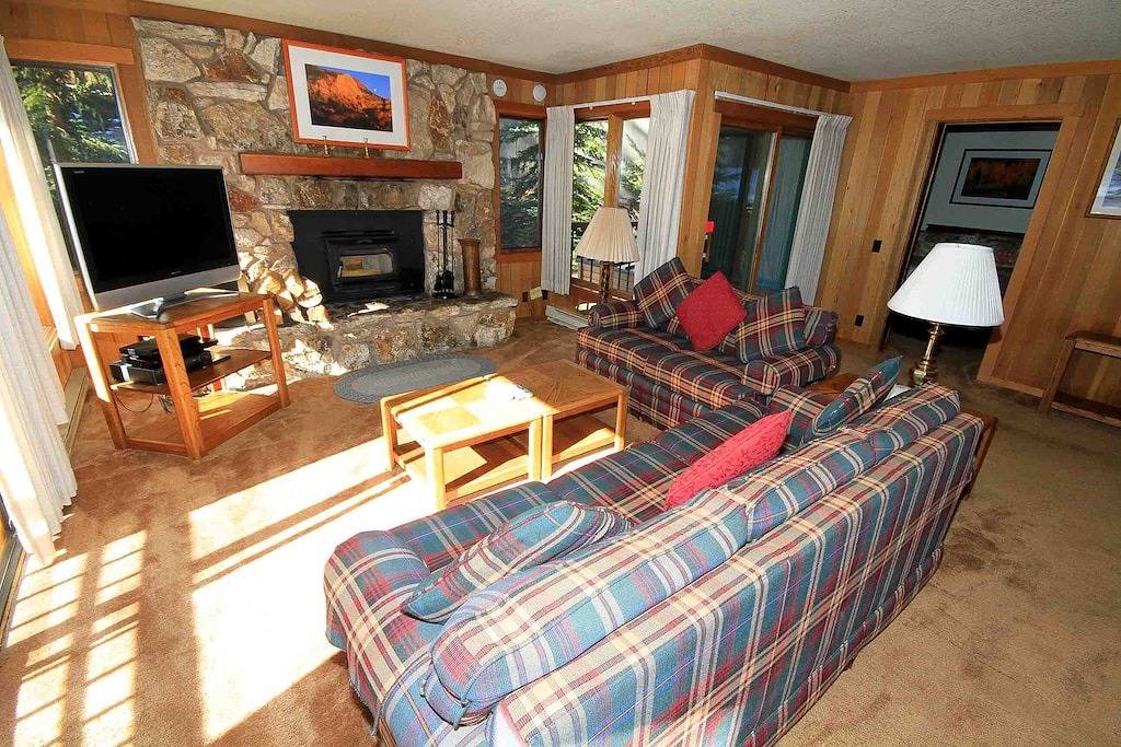 Ganze Wohnung, Mountain # 112 befindet sich im Gebäude 11, einen sehr kurzen Spaziergang zum Canyon Lodge liegt! in Mammoth Lakes, Mammoth Mountain