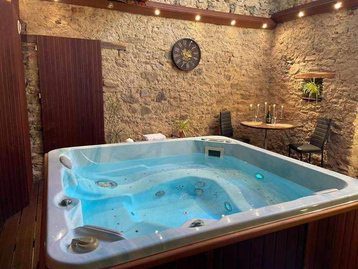 Chambre d’hôte pour 2 personnes, avec Jacuzzi et Jardin ainsi que Sauna et Vue