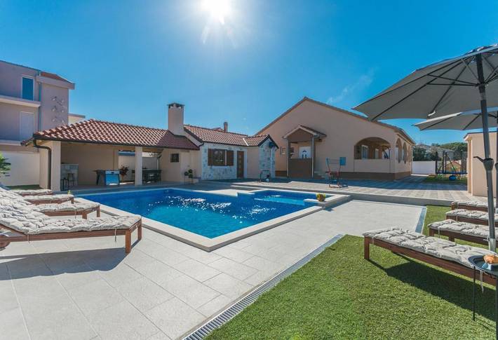 Villa pour 10 personnes, avec vue ainsi que jardin et piscine à Biograd na Moru - 4