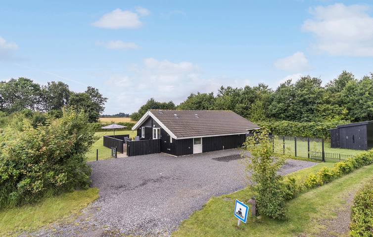 Ferieudlejning for 6 personer, med jacuzzi og terrasse samt have, husdyr tilladt i Hasmark Strand